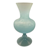 Petit vase en opaline bleue
