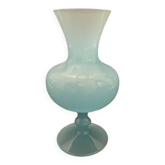 Petit vase en opaline bleue