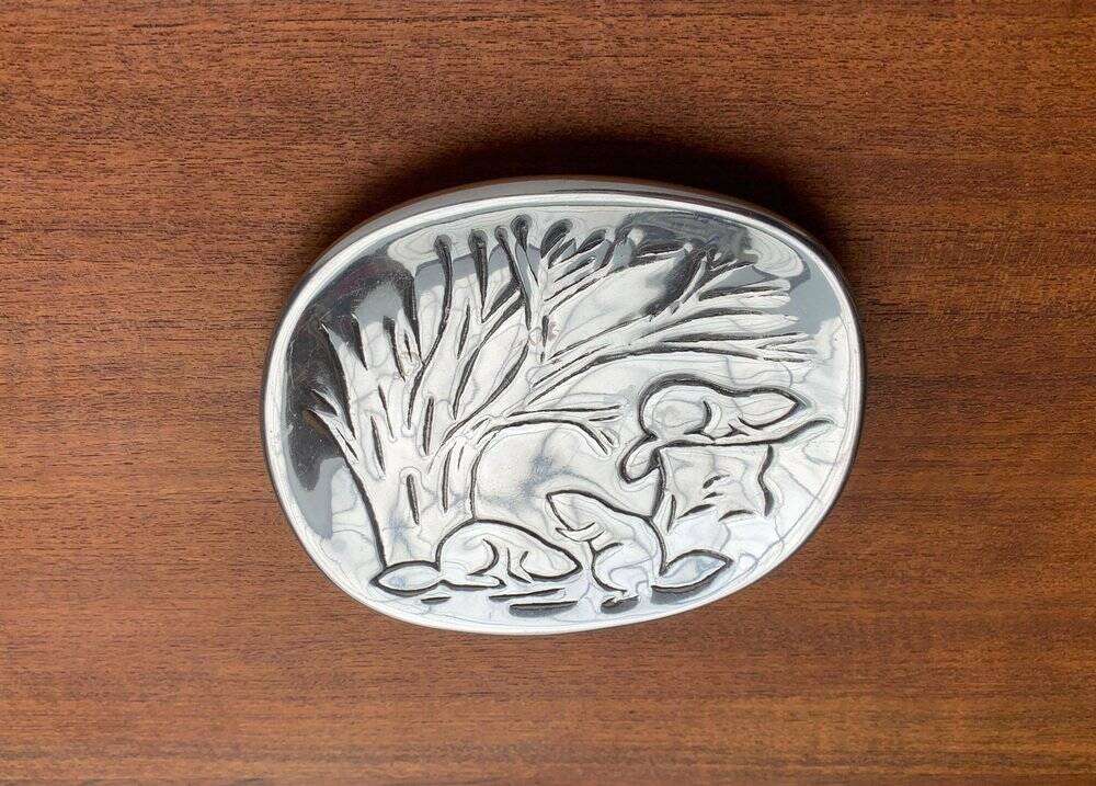 Vintage Canadian metal bowl with beaver decoration by Hoselton.