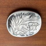 Vintage Canadian metal bowl with beaver decoration by Hoselton.