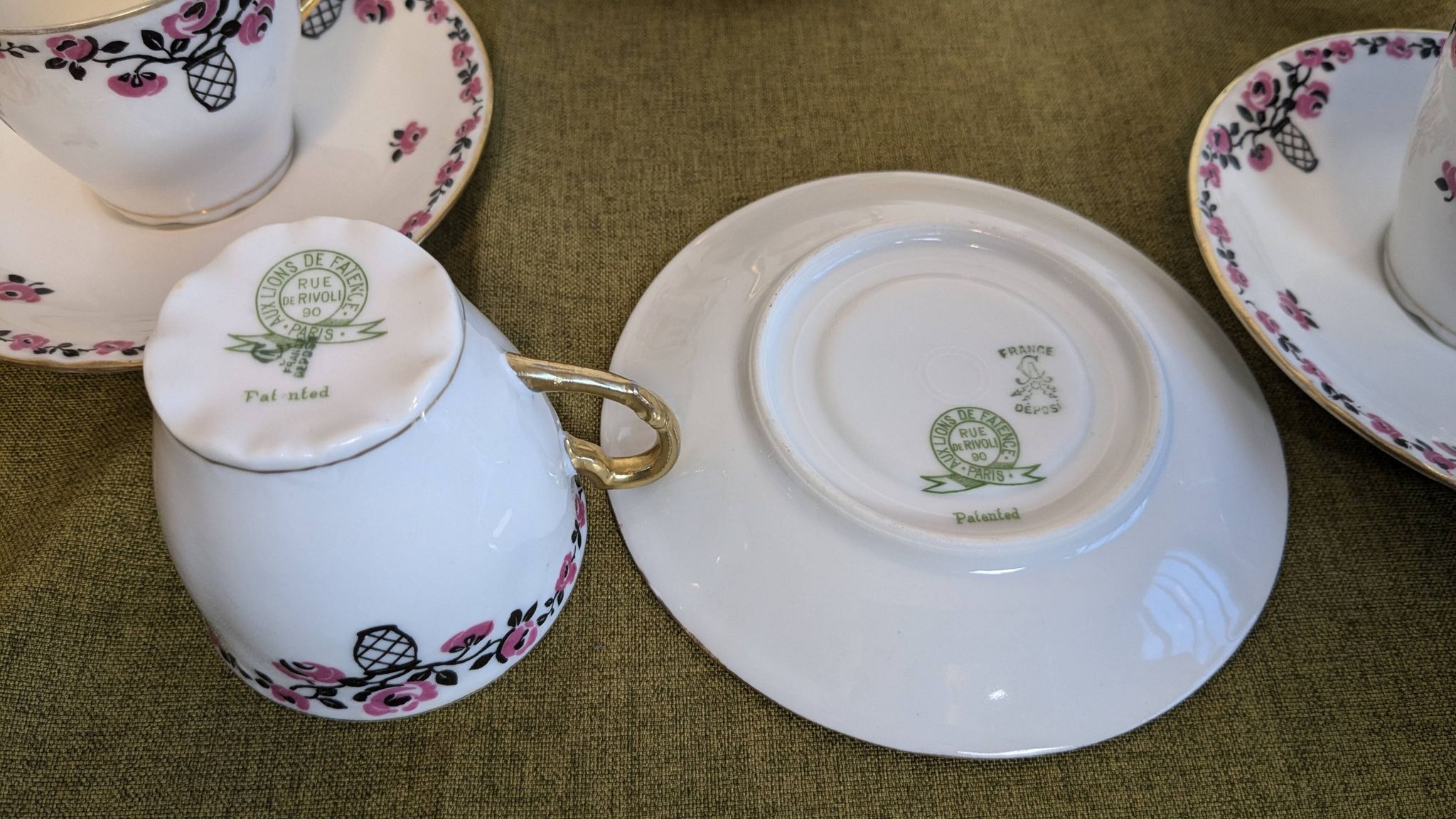 Service à café en porcelaine 18 pièces signé "Aux Lions de Faïence Paris"