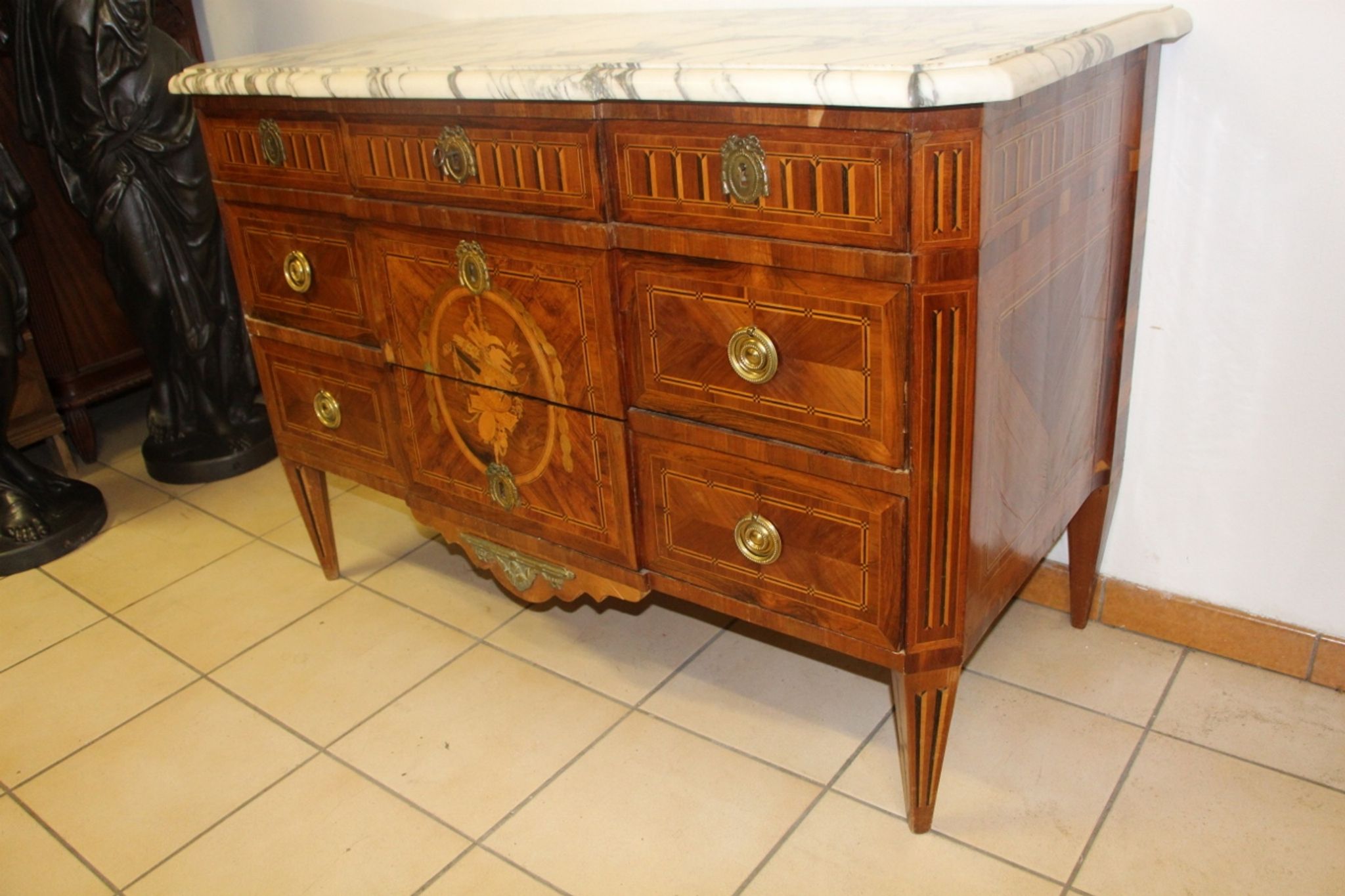 Commode aux attributs de musique d'époque Louis XVl