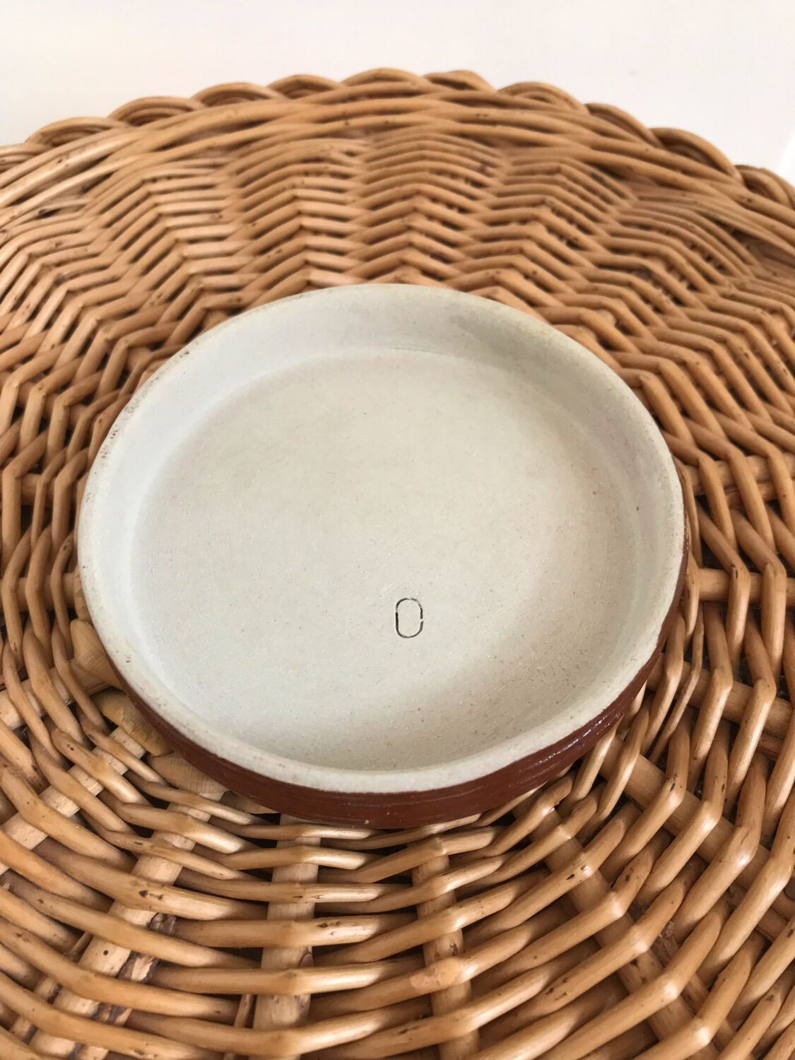 Stoneware pot with lid