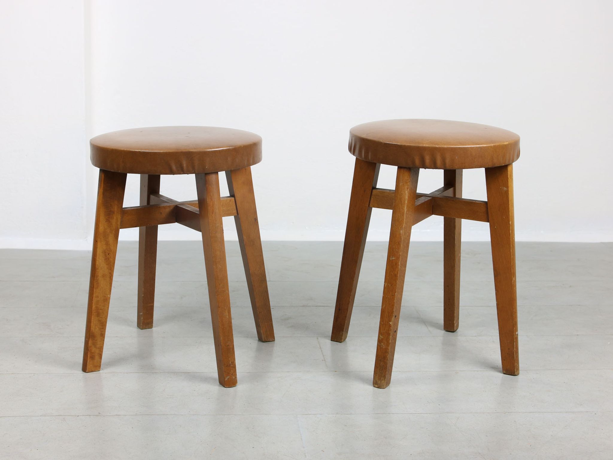 Tabourets en similicuir brun