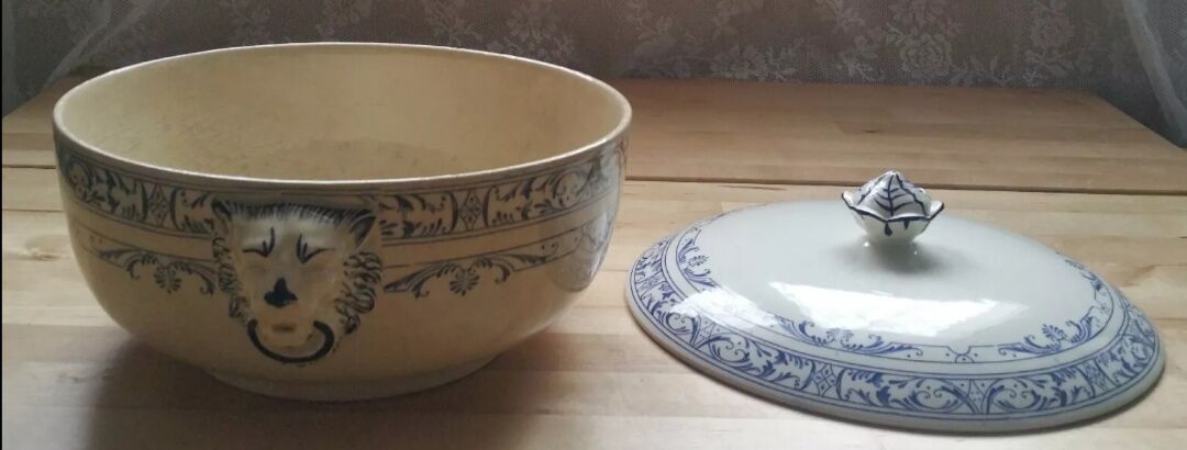 Lions head soup Colbert Creil and Montereau