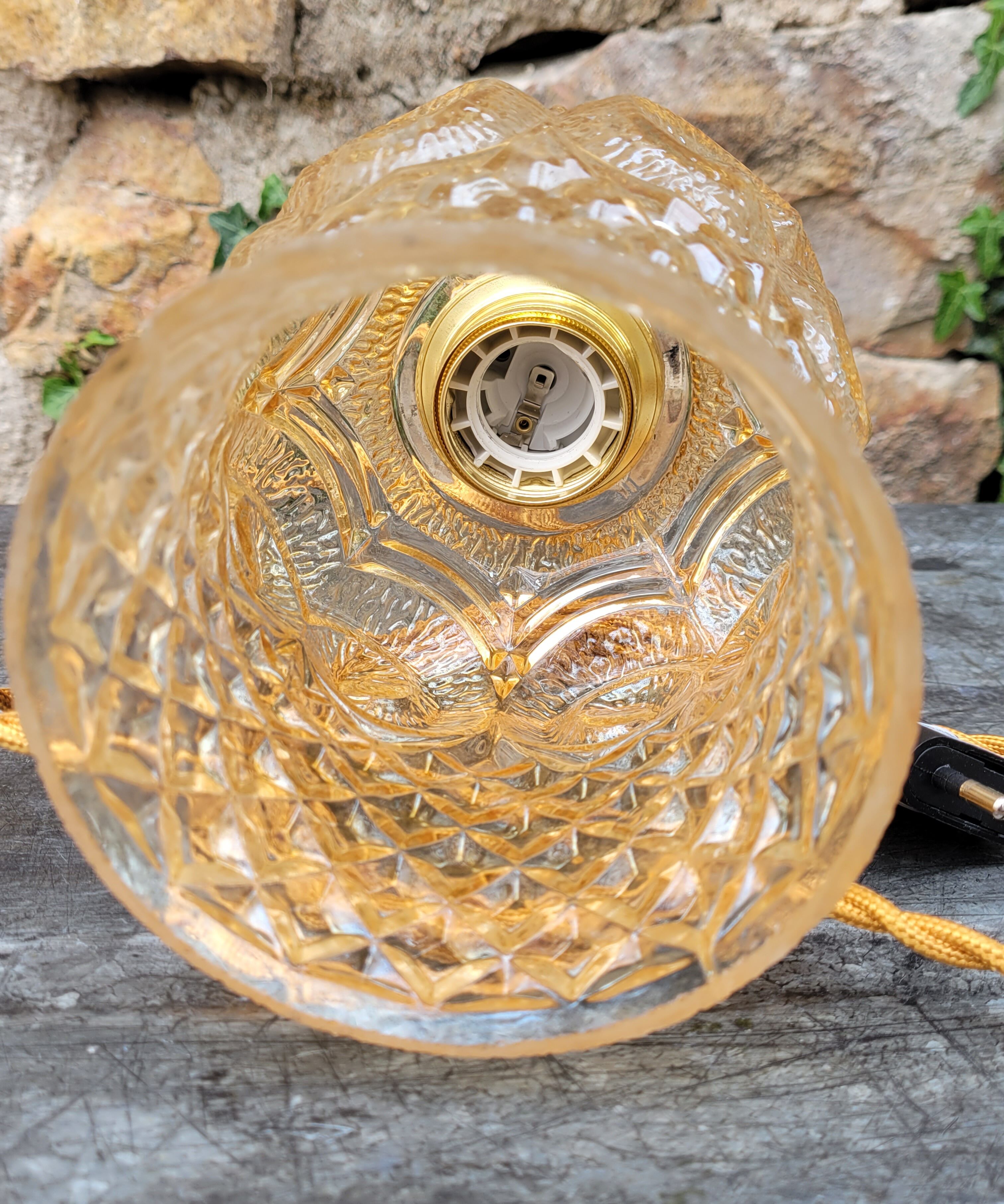 Moulded glass globe walking lamp