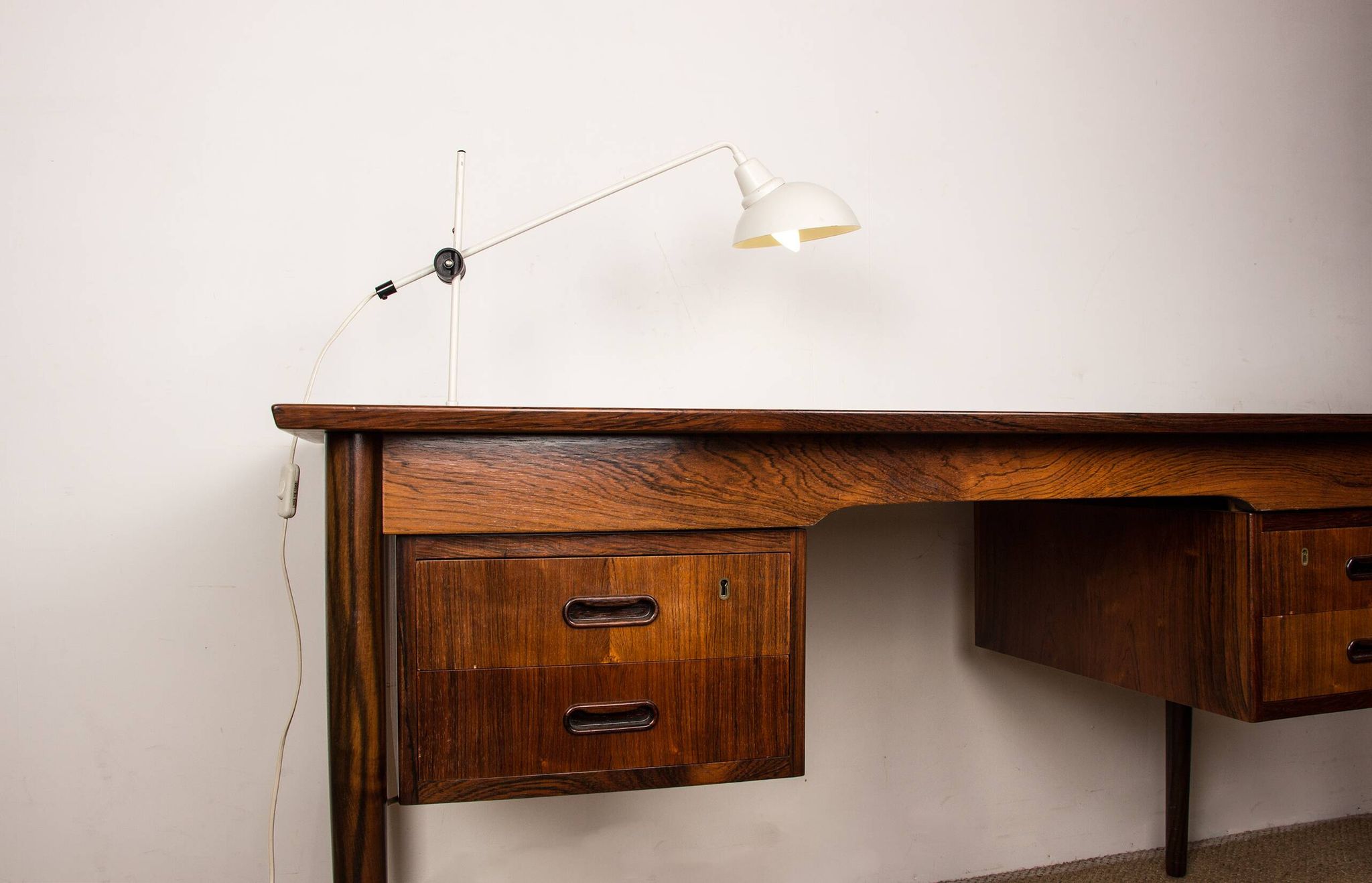 Lampe de bureau inclinable en métal blanc 1960.