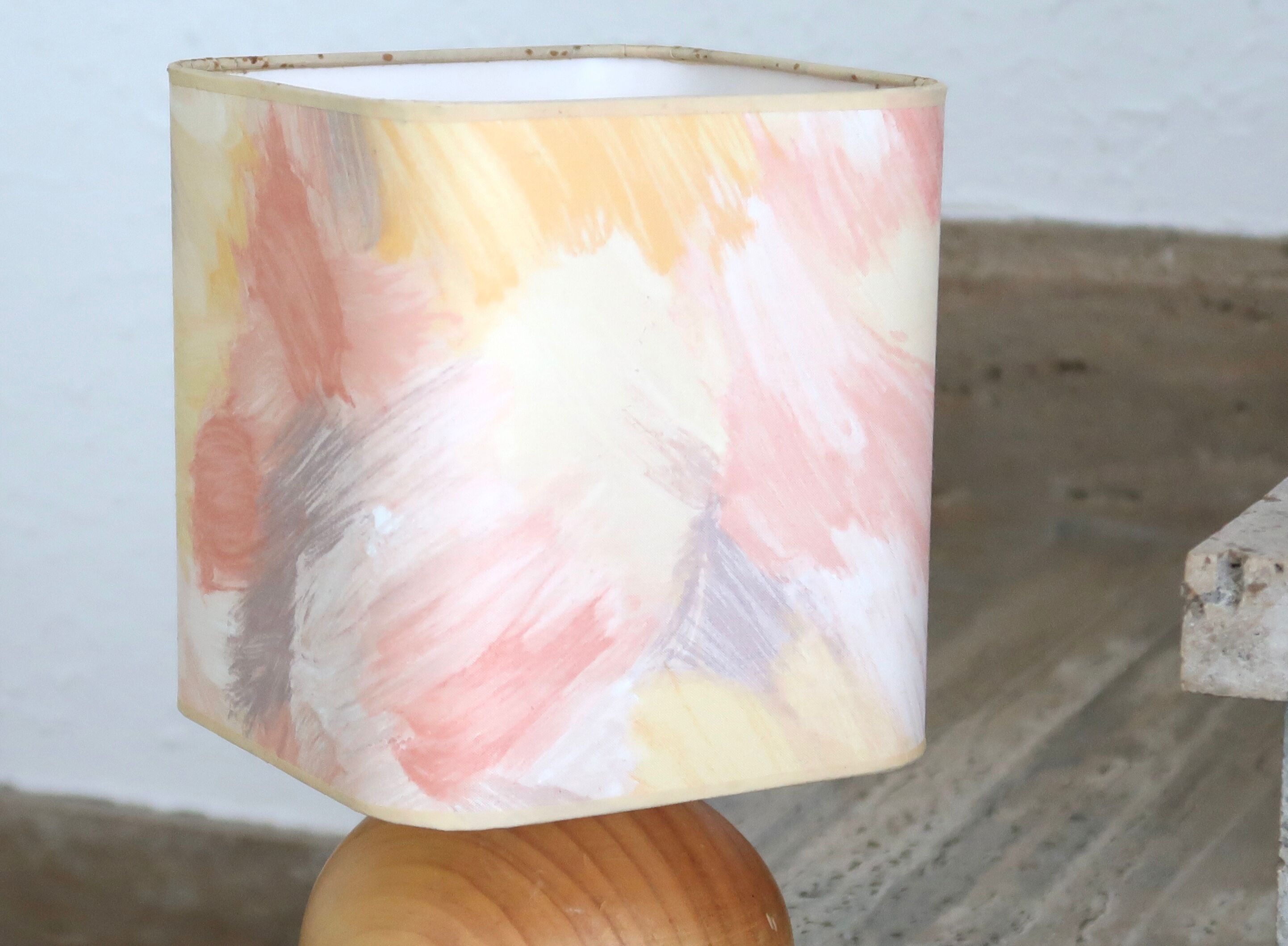 Lampe en bois blond, abat jour pastel, années 80