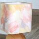 Lampe en bois blond, abat jour pastel, années 80