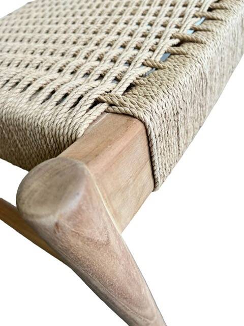 Chaise en bois massif avec assise tressée