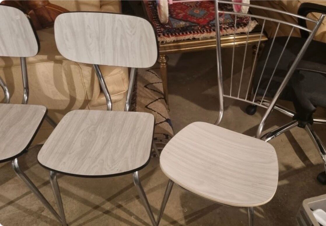 Table formica grise et ses 3 chaises