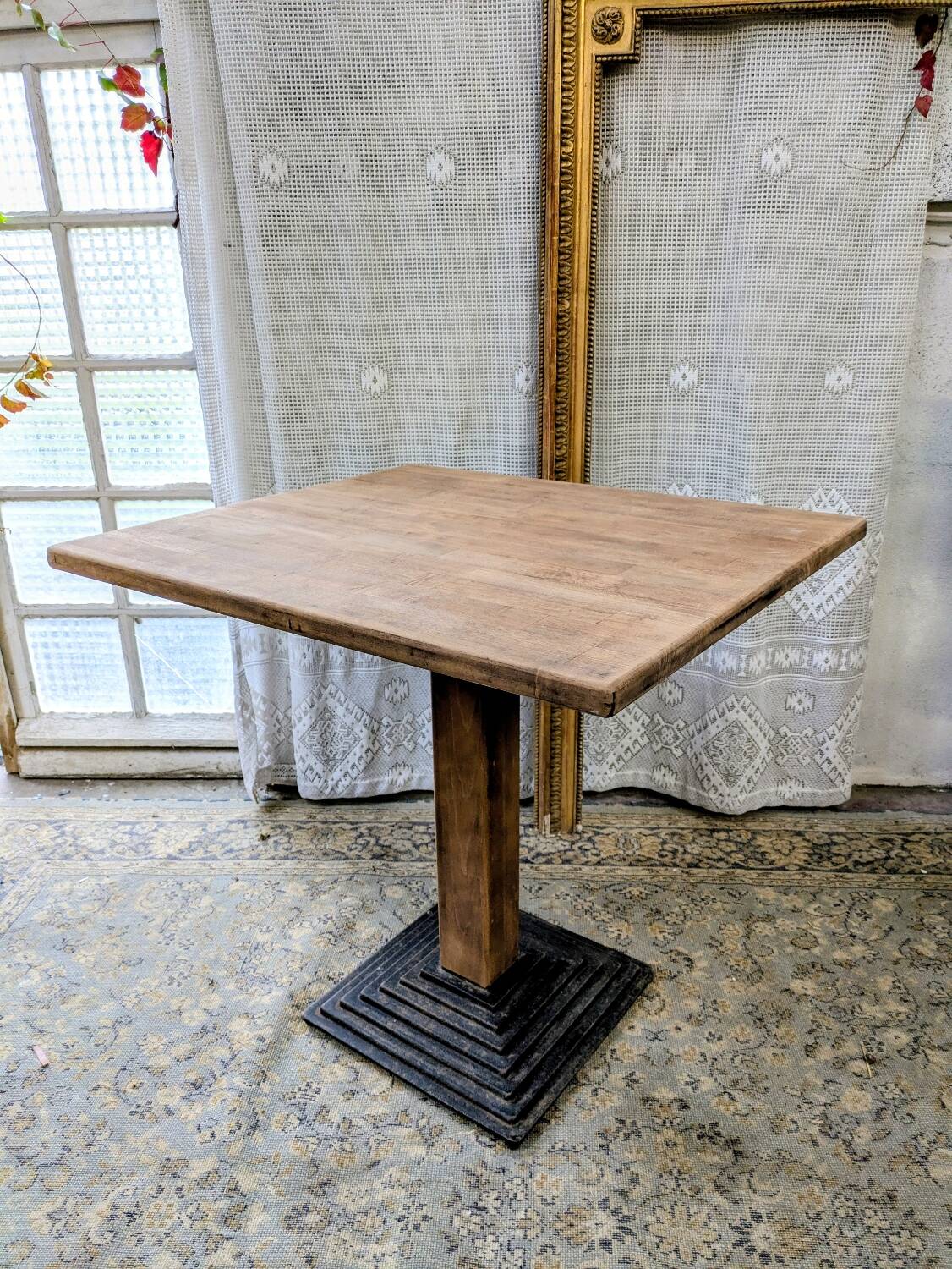 Bistro table in wood and metal