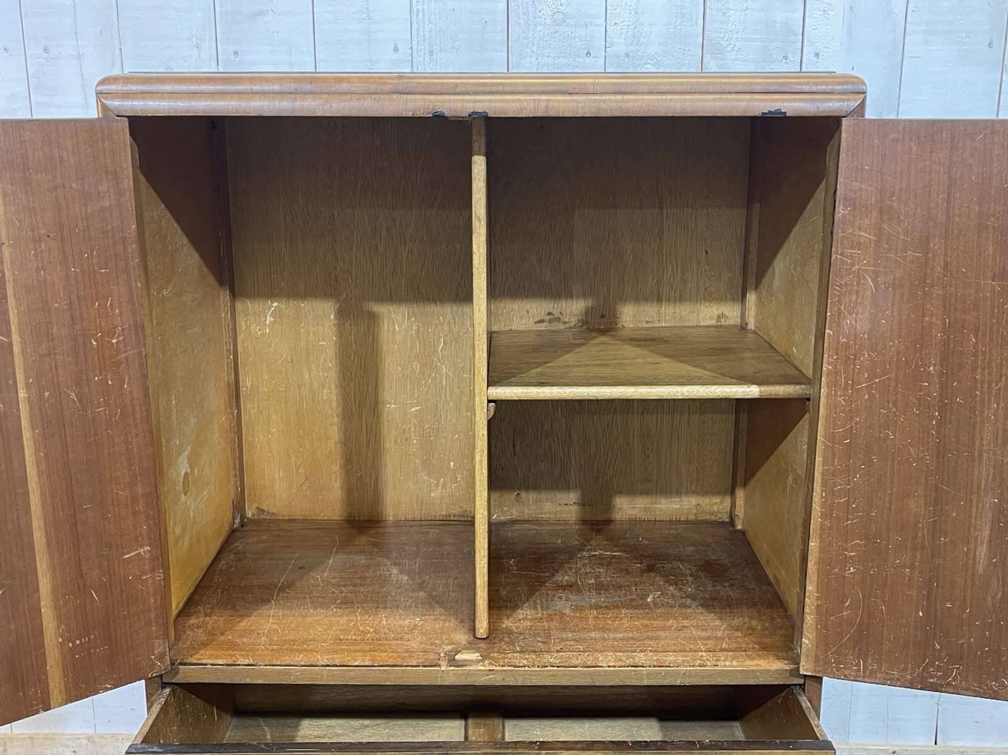 1950s English sideboard with drawers, Art Deco style, in walnut burl.