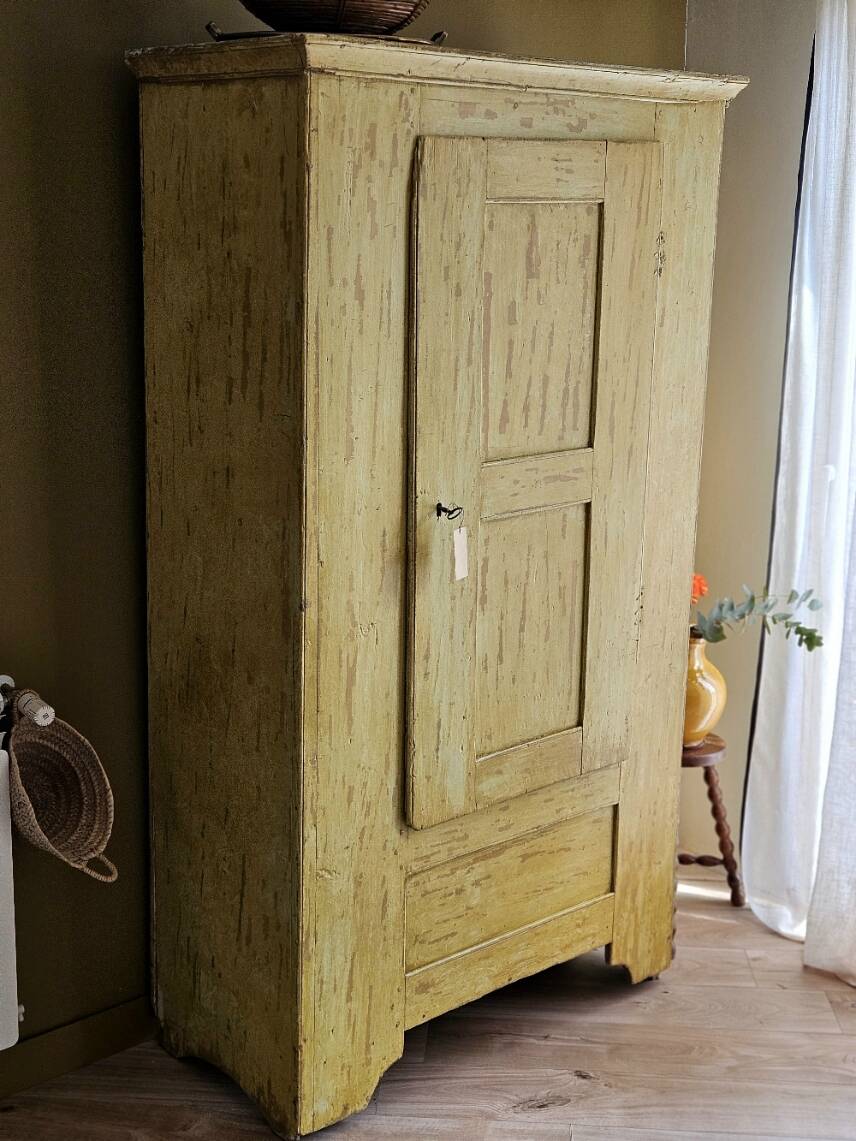 19th-century bonnetière wardrobe | Claudia