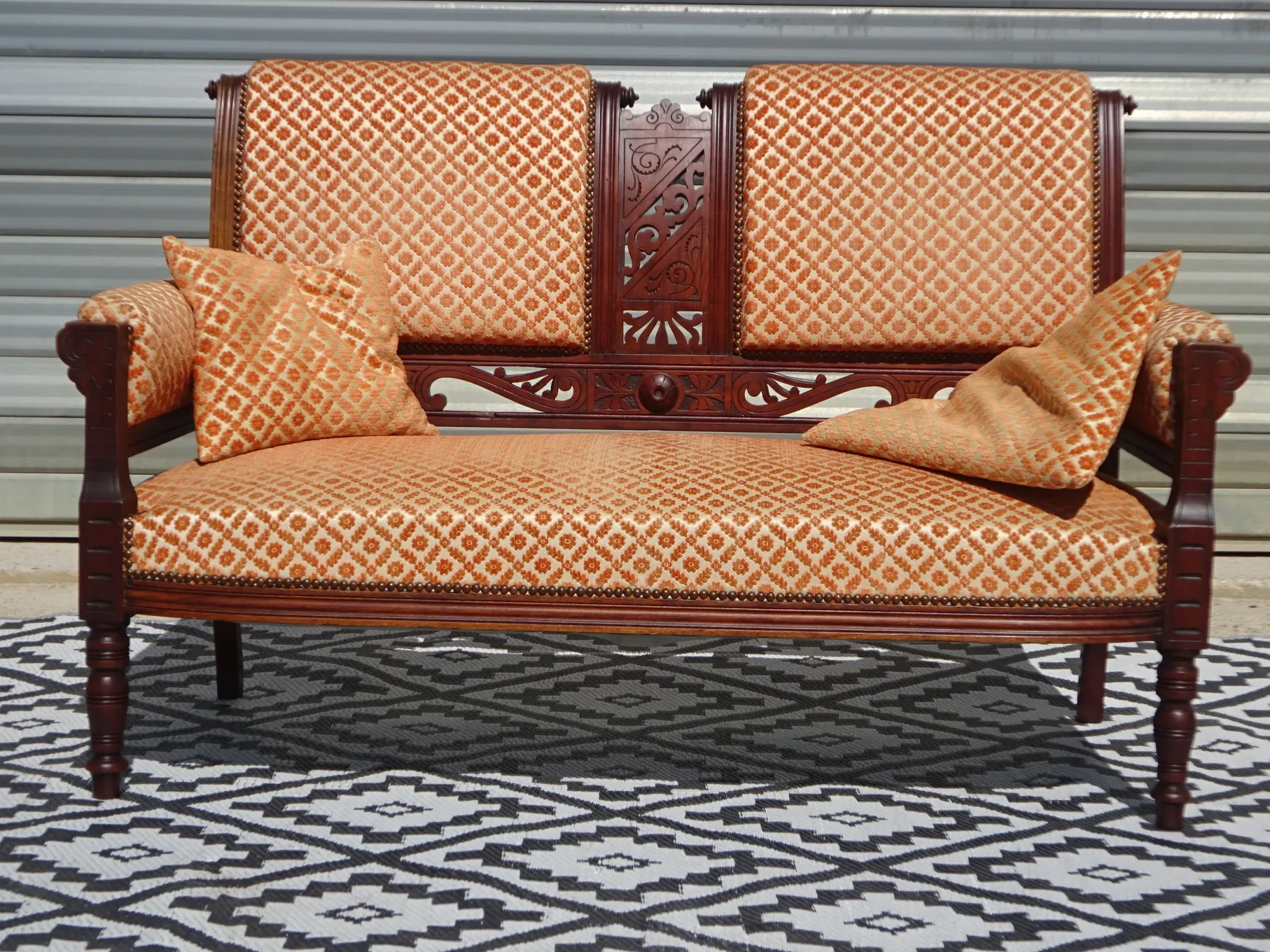 Ancienne banquette en bois et velours orange