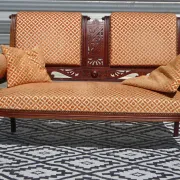 Ancienne banquette en bois et velours orange