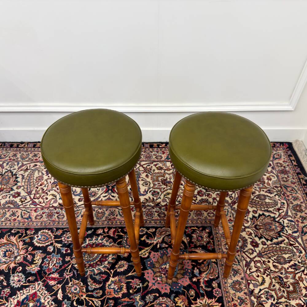 Bar Chesterfield anglais classique avec tabourets de bar