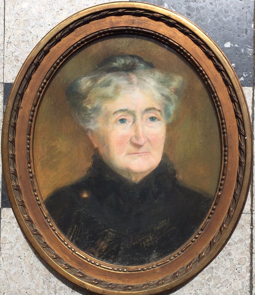 Painting portrait of a woman