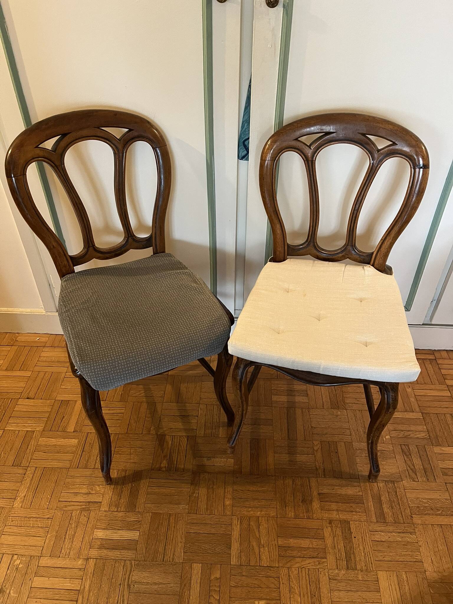 Pair of Art Nouveau curved wooden chairs, circa 1900 — Thonet style, ta