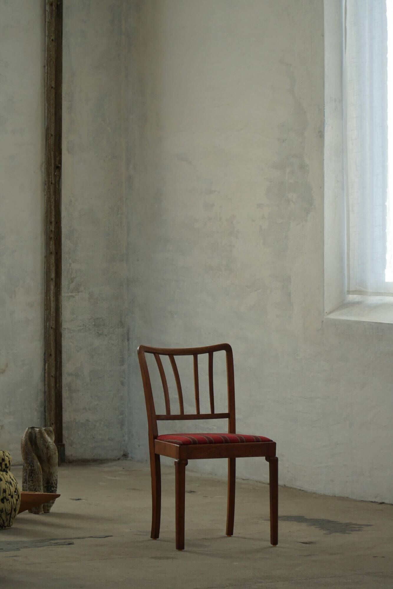 Set of 6 classic modern Danish dining chairs, in oak with upholstered seats, 1950s.
