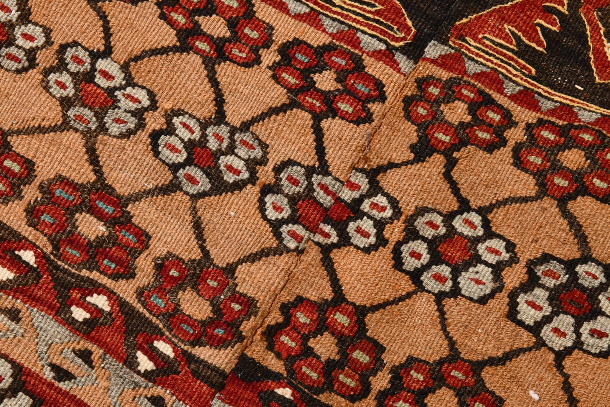 Kilim anatolien ancien tons rouges et beiges, motifs tribaux colorés