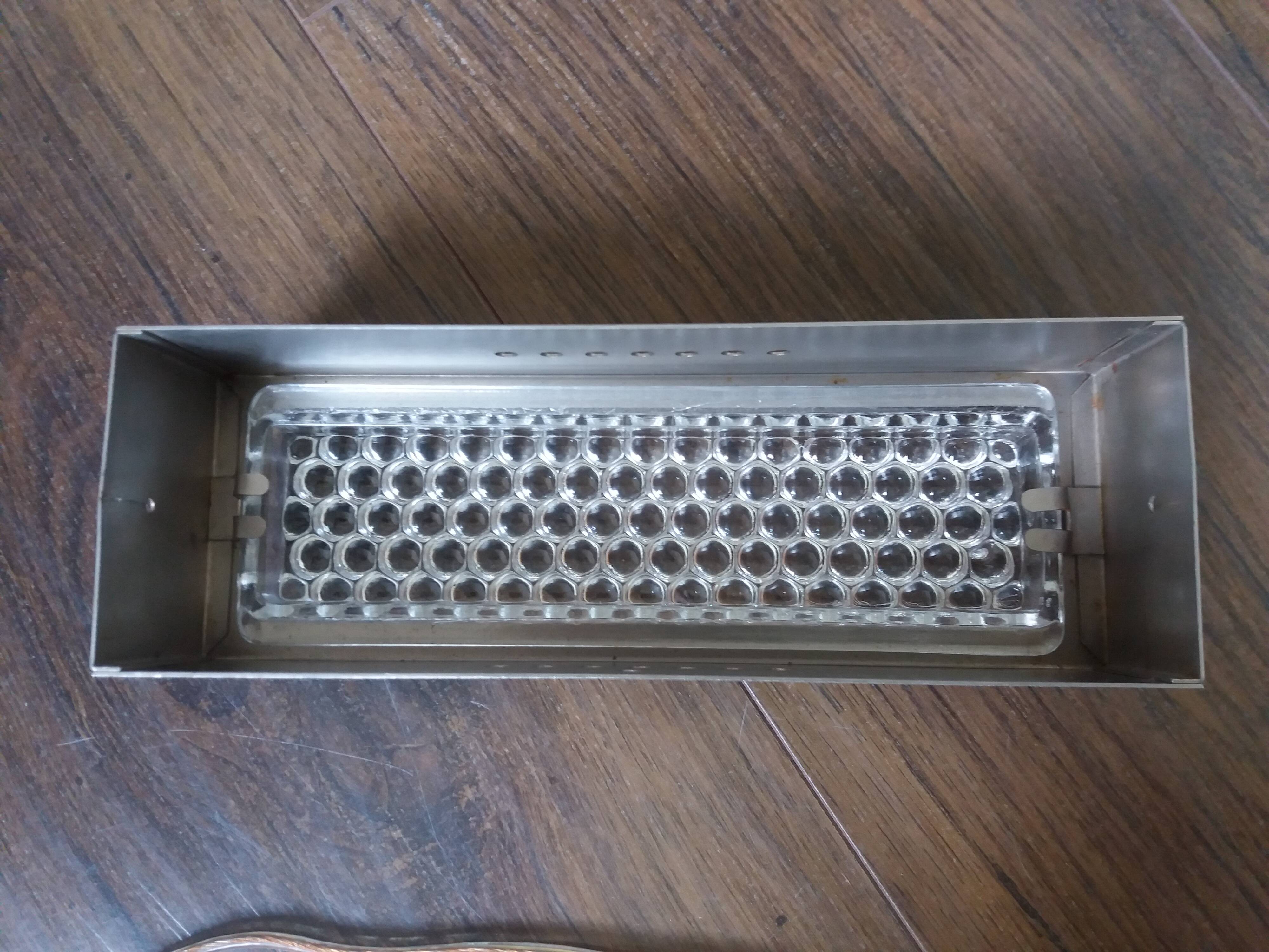 Applique verre et métal