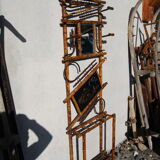 Vestiaire d'entrée, porte-manteaux en bambou à décor japonisant avec nacre.