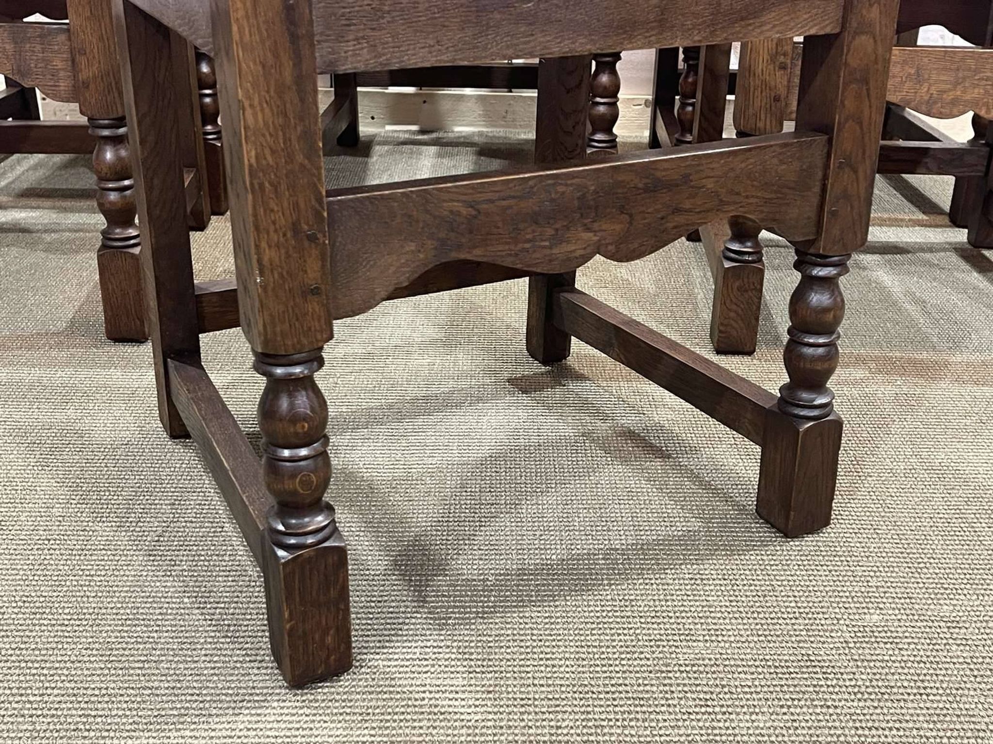 Suite de 6 chaises anglaises 19ème en chêne