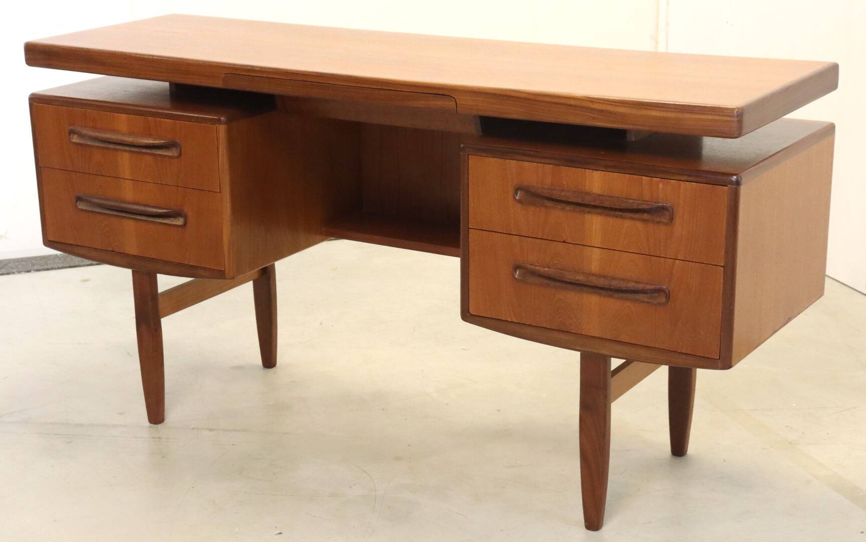 Bureau vintage en teck fresque G-Plan 'Frettenham'