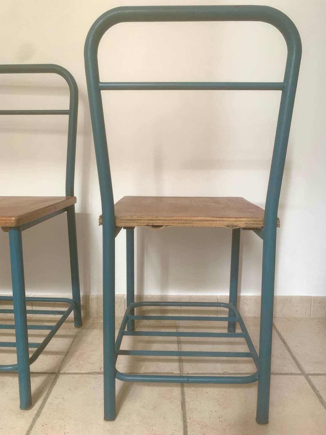 Paire de chaises, chevets d’internat vintage