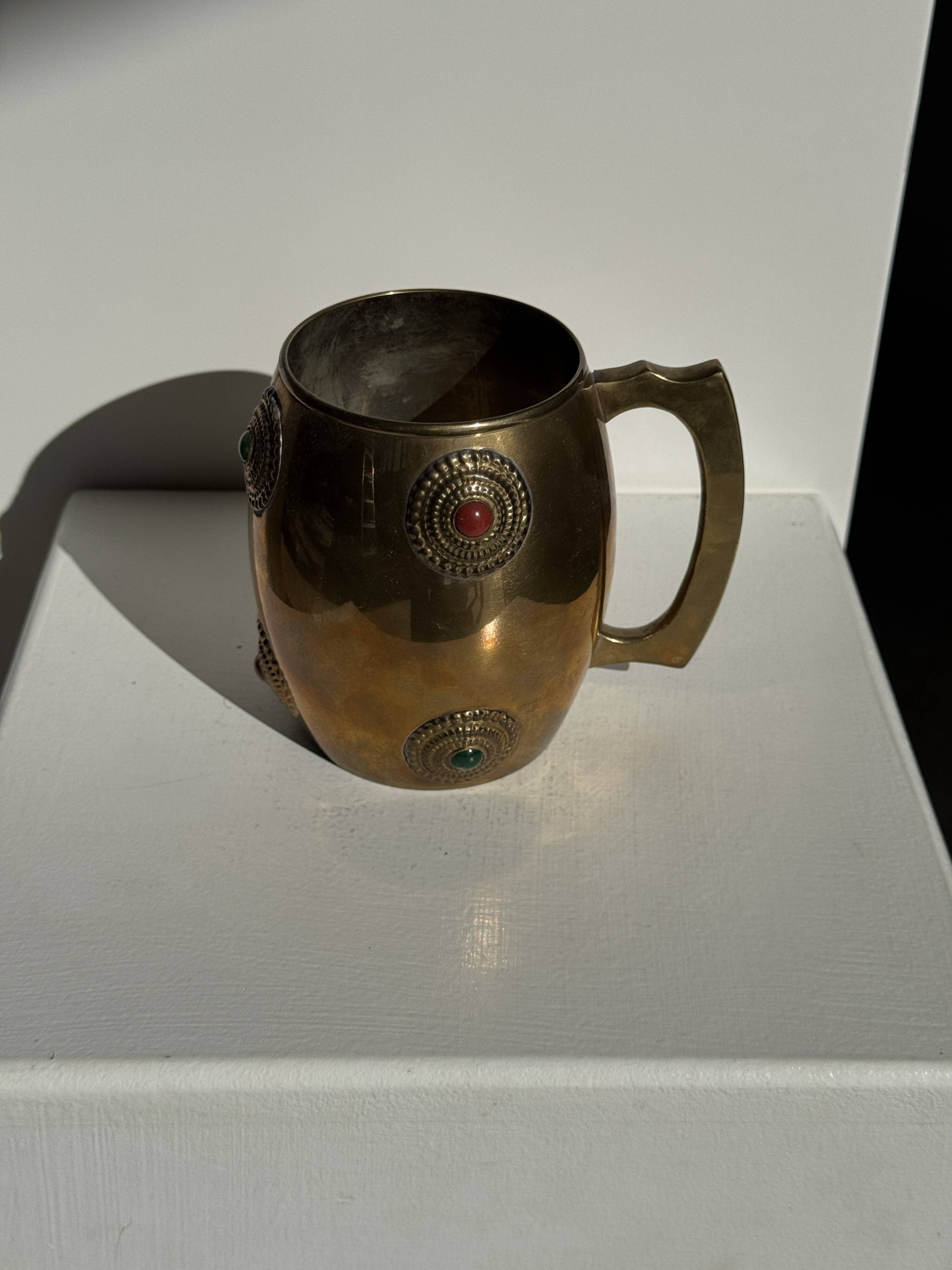 Mug en métal doré indien incrusté de pierres H11 D7