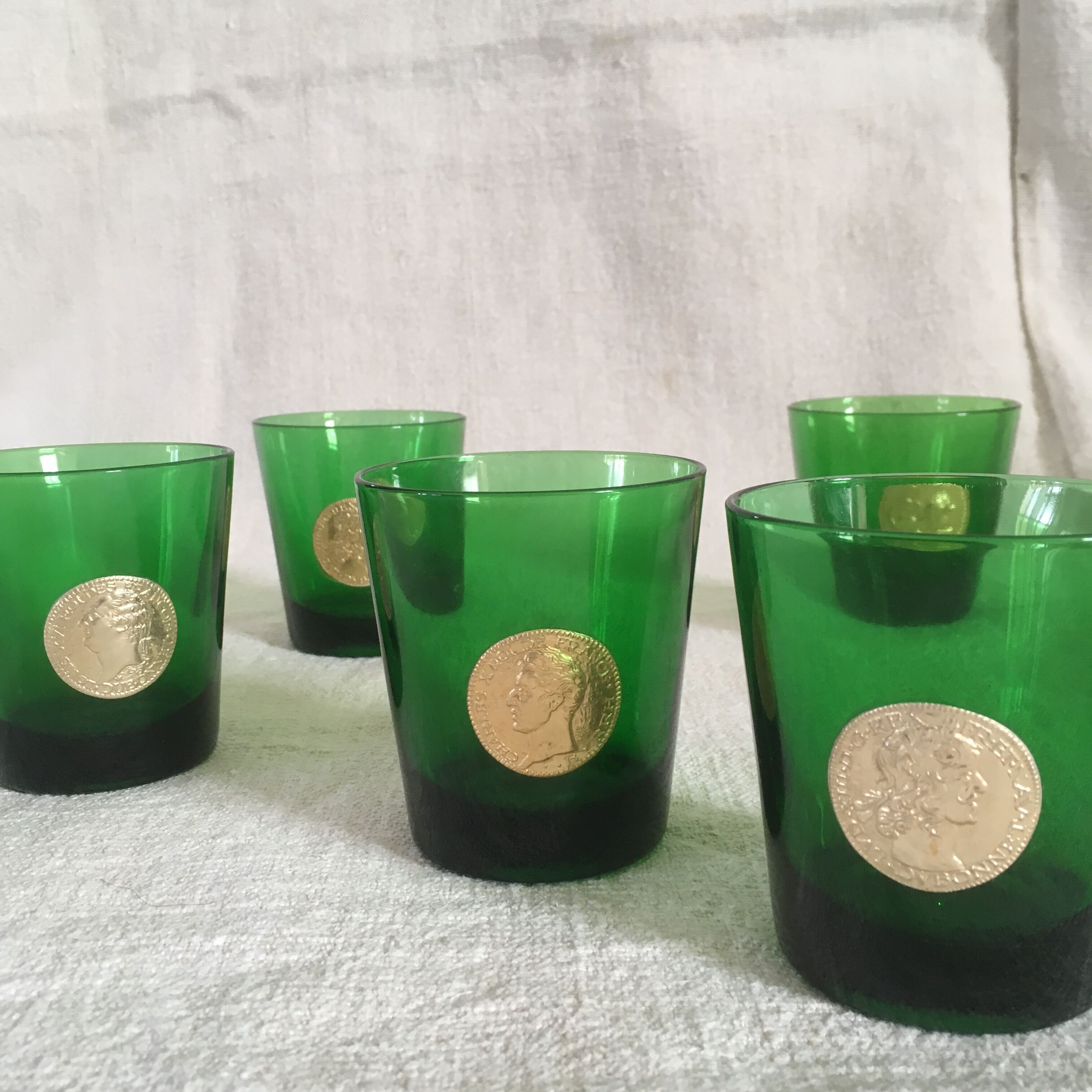 5 verres verts à camés médaillons dorés portraits de rois