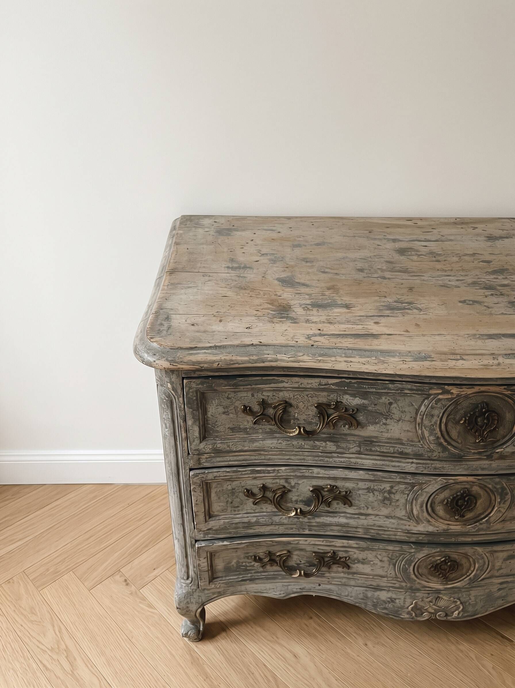 Louis XV commode in grey patina