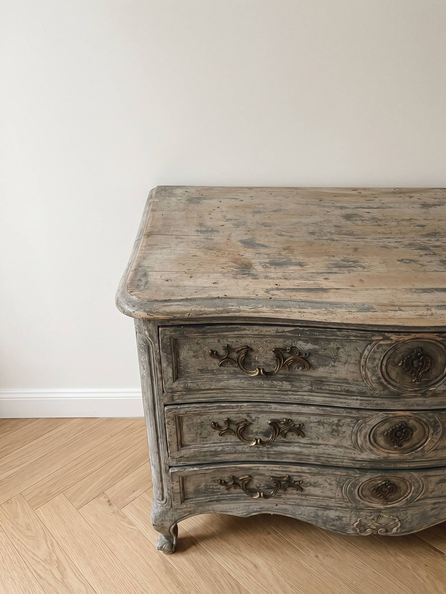 Commode Louis XV patinée gris