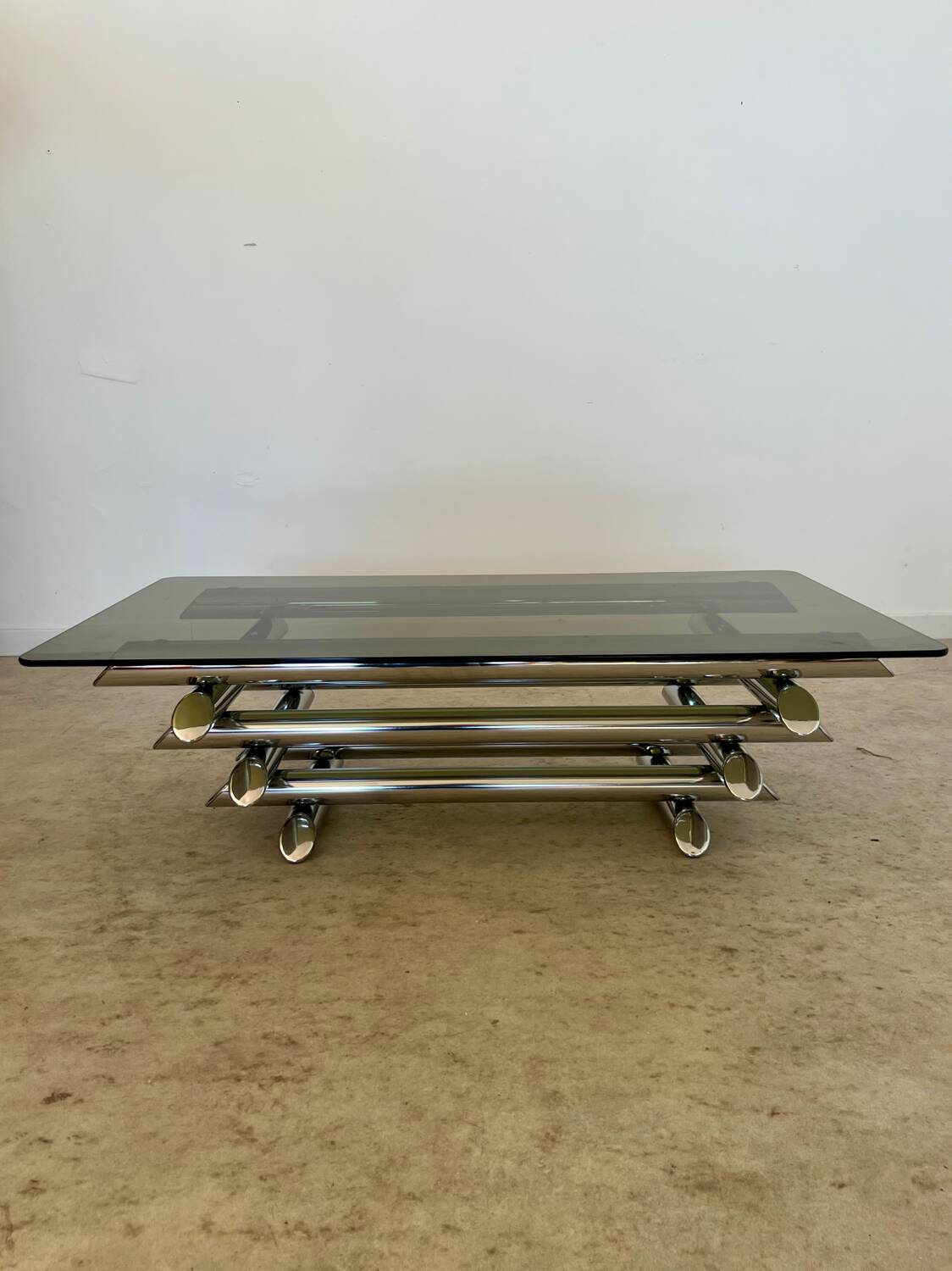 Table basse Space âge années 70 métal tubulaire et verre fumé design italien