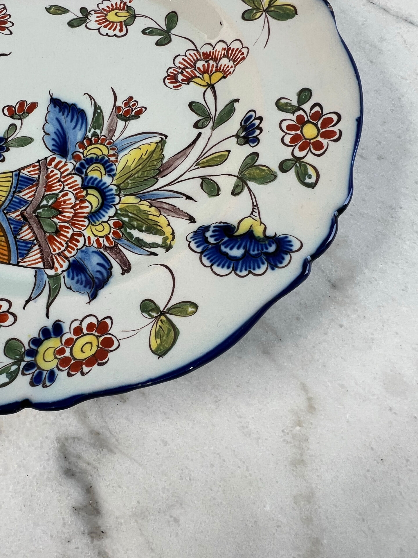 Flat plate in earthenware with polychrome decoration in Rouen style