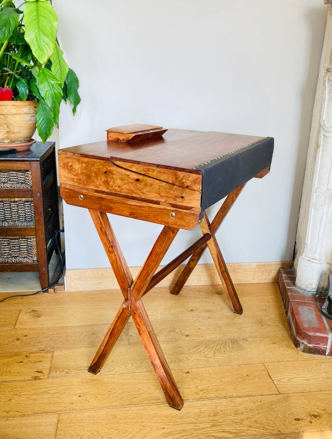 Desk, writing desk in solid rosewood and studded leather, 20th century.