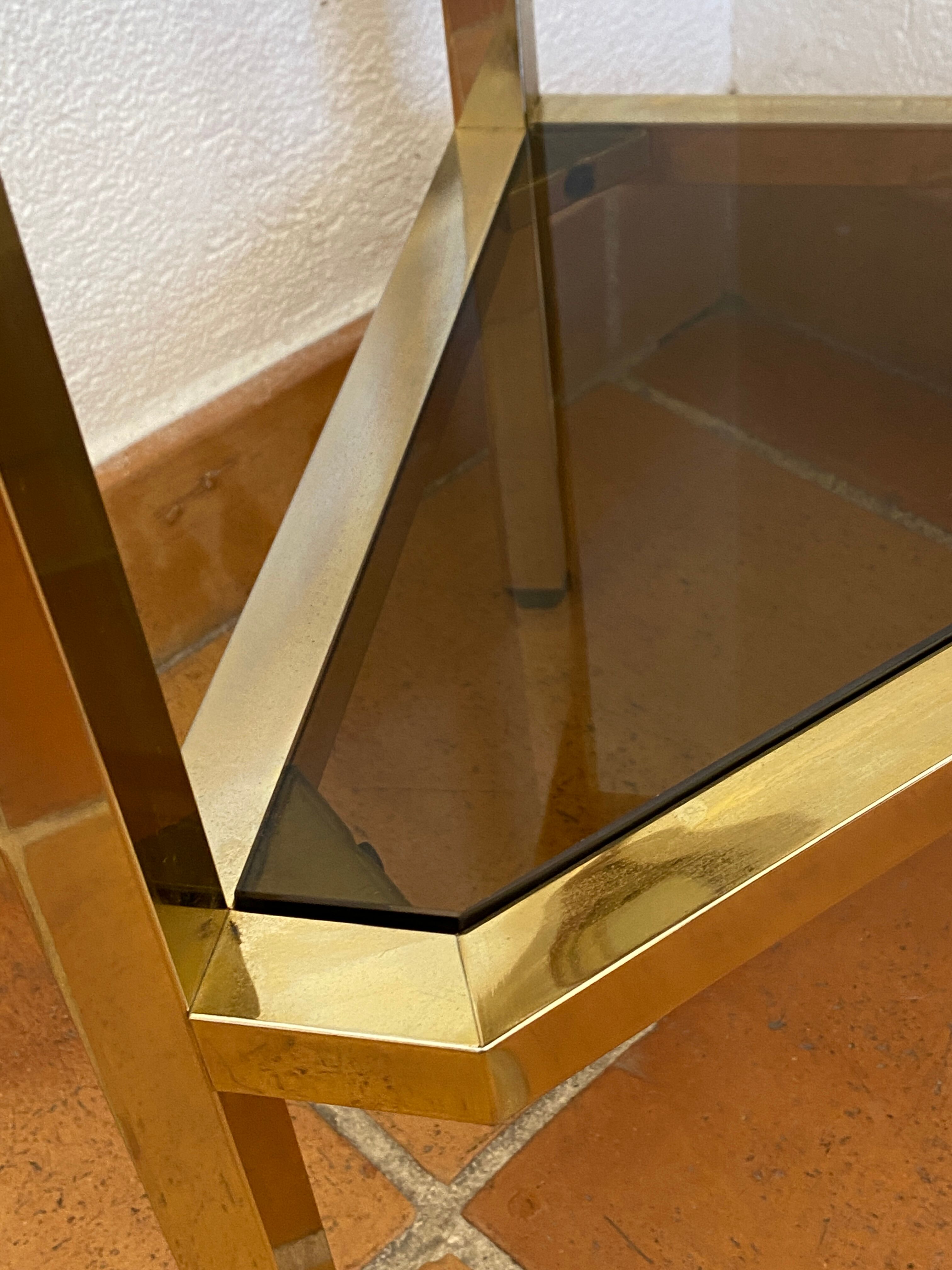 Console d’angle en laiton et verre fumés