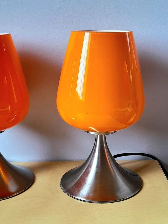 Paire de lampes space age en opaline orange et métal chromé