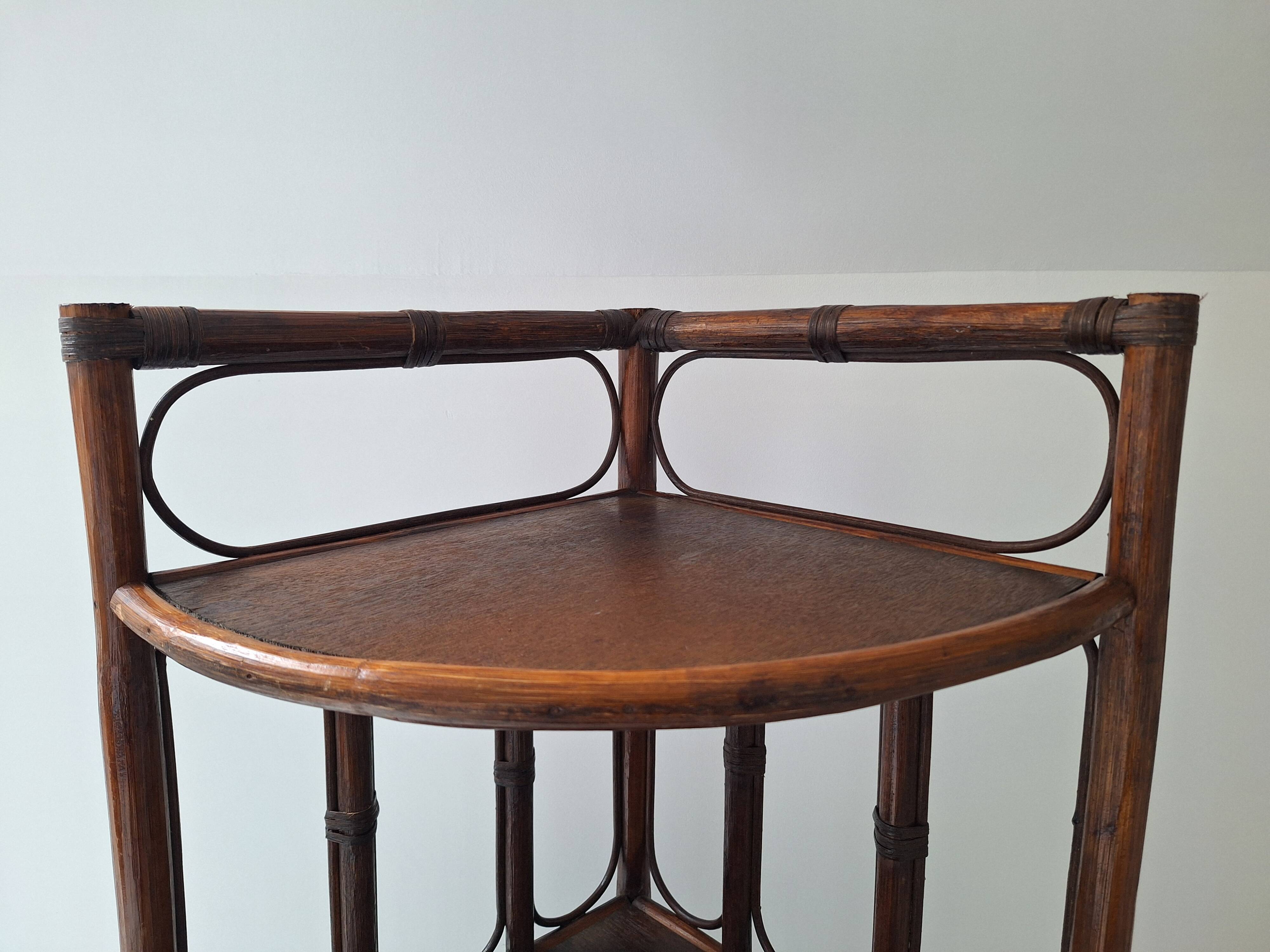 Etagère d'angle en rotin