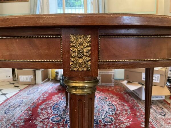 Table ovale de salle à manger de style Louis XVI