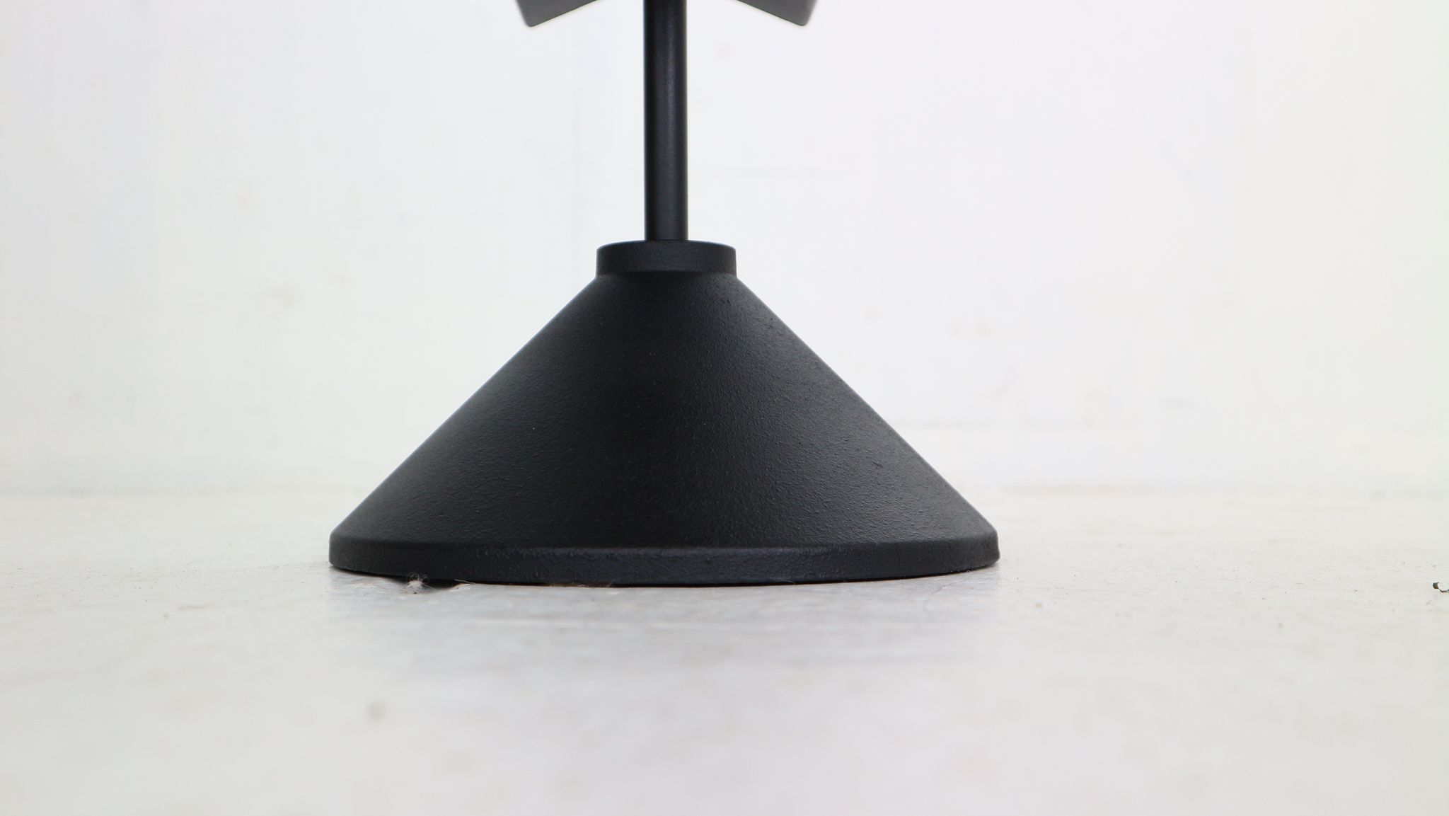 Porada Arredi Black Metal Minimalistic Magazinine Rack, 1980's, Italy