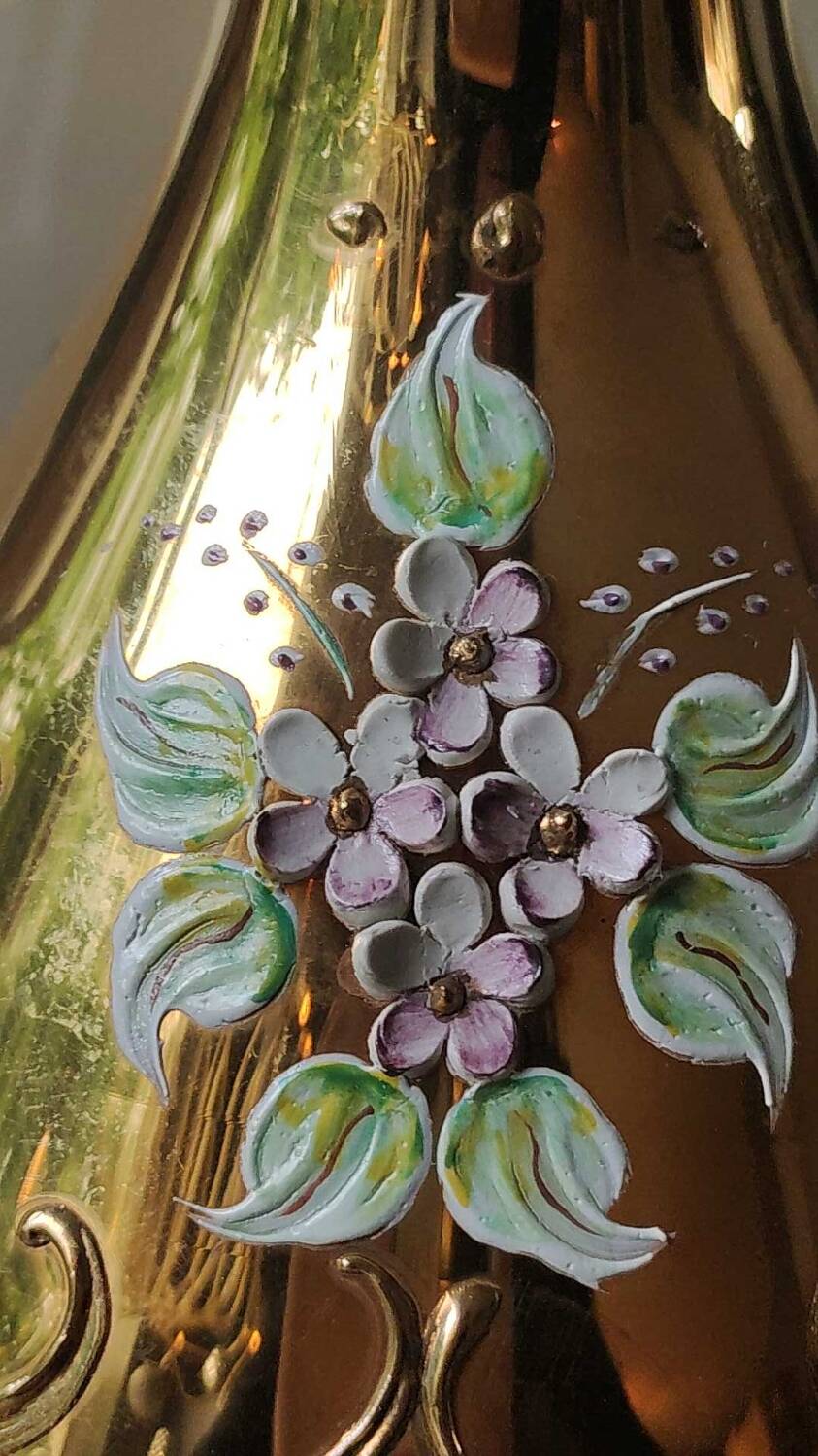 Vase forme Carafe, Tre Fuochi, en verre d Art soufflé/Murano. Avec motifs floraux émaillés en relief. Haut 30 cm
