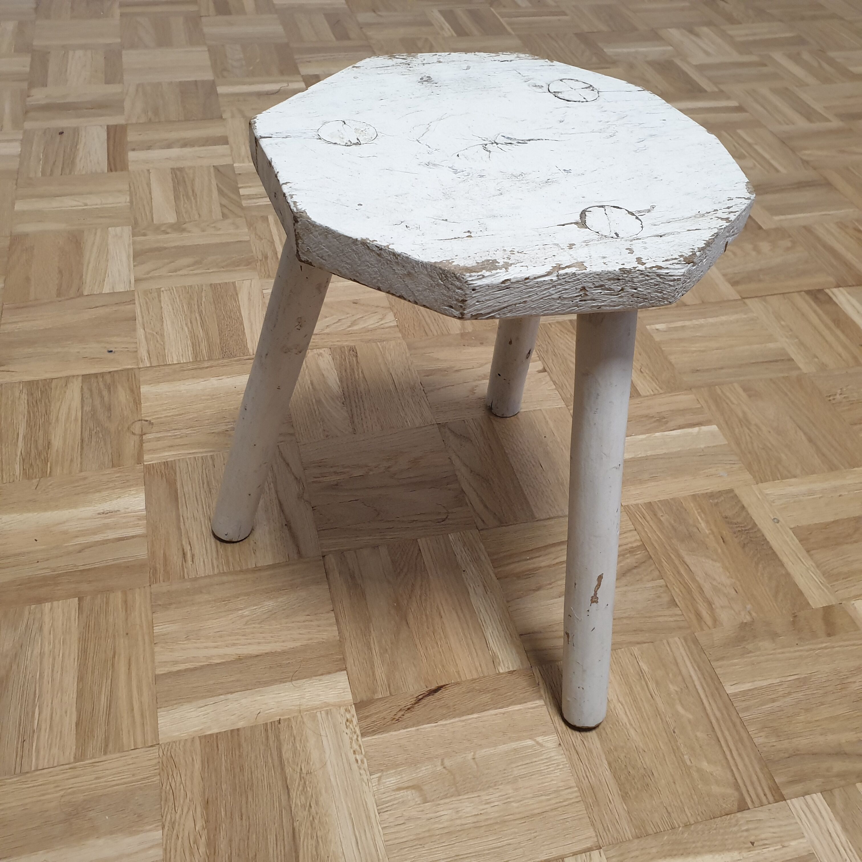 Tabouret tripode en bois peint en blanc
