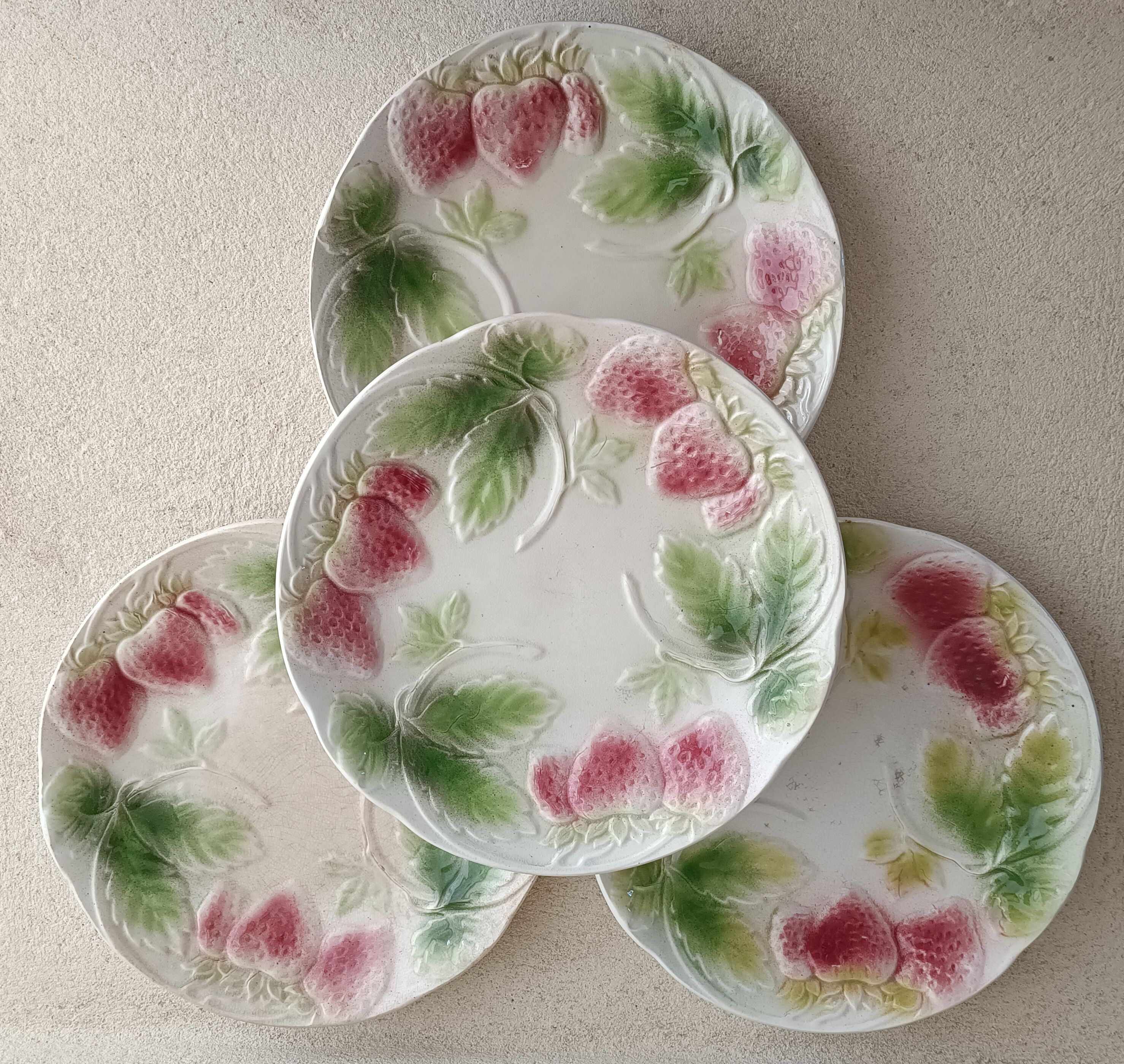 4 plates decorated strawberries in Onnaing slurry
