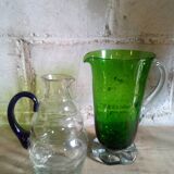 Deux pichets en verre soufflé vintages