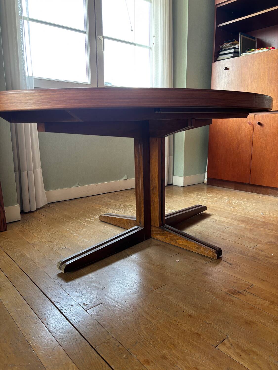 Extendable oval table