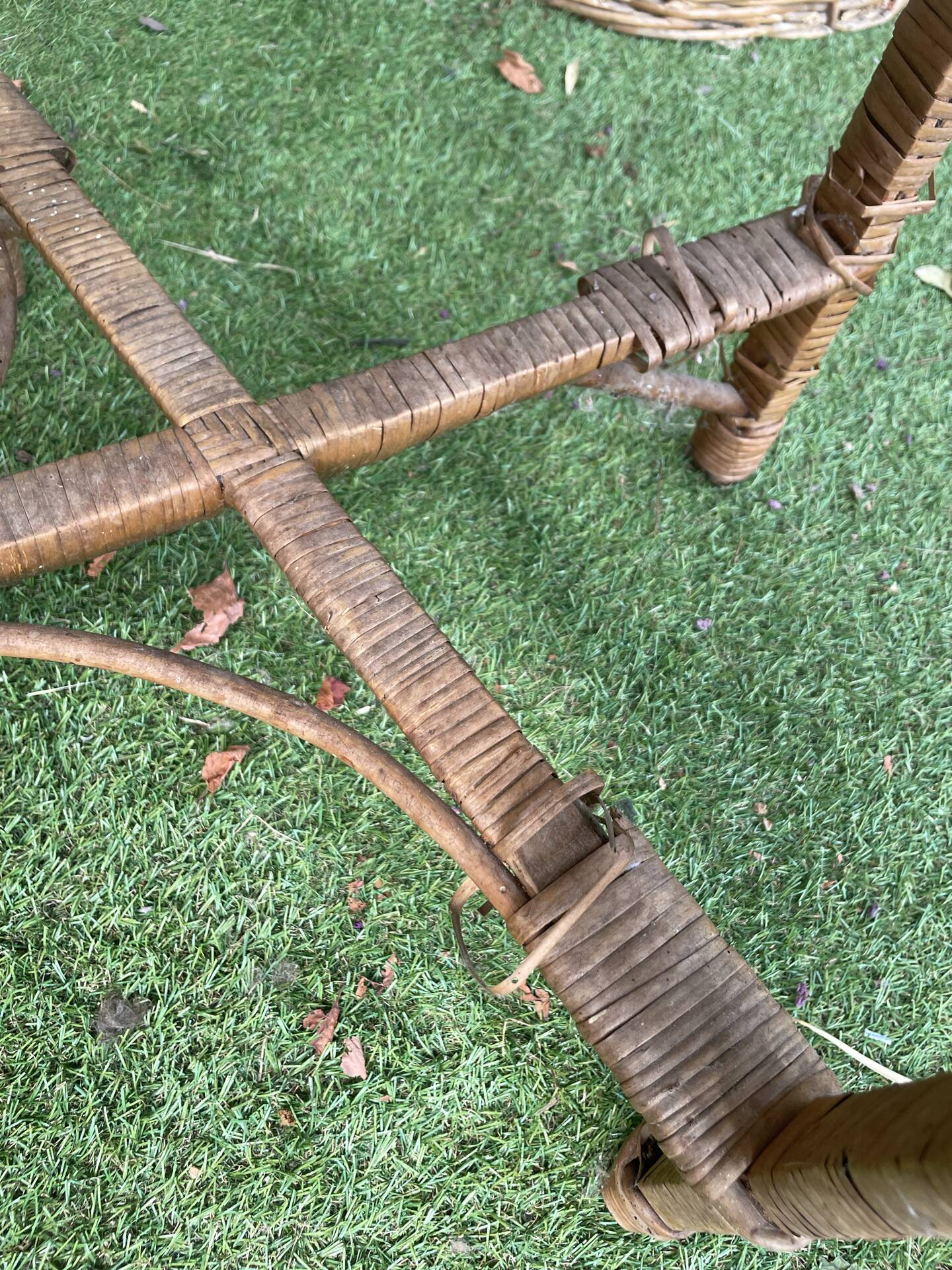 Very beautiful vintage rattan set: 4 armchairs and a table (75/57cm).
