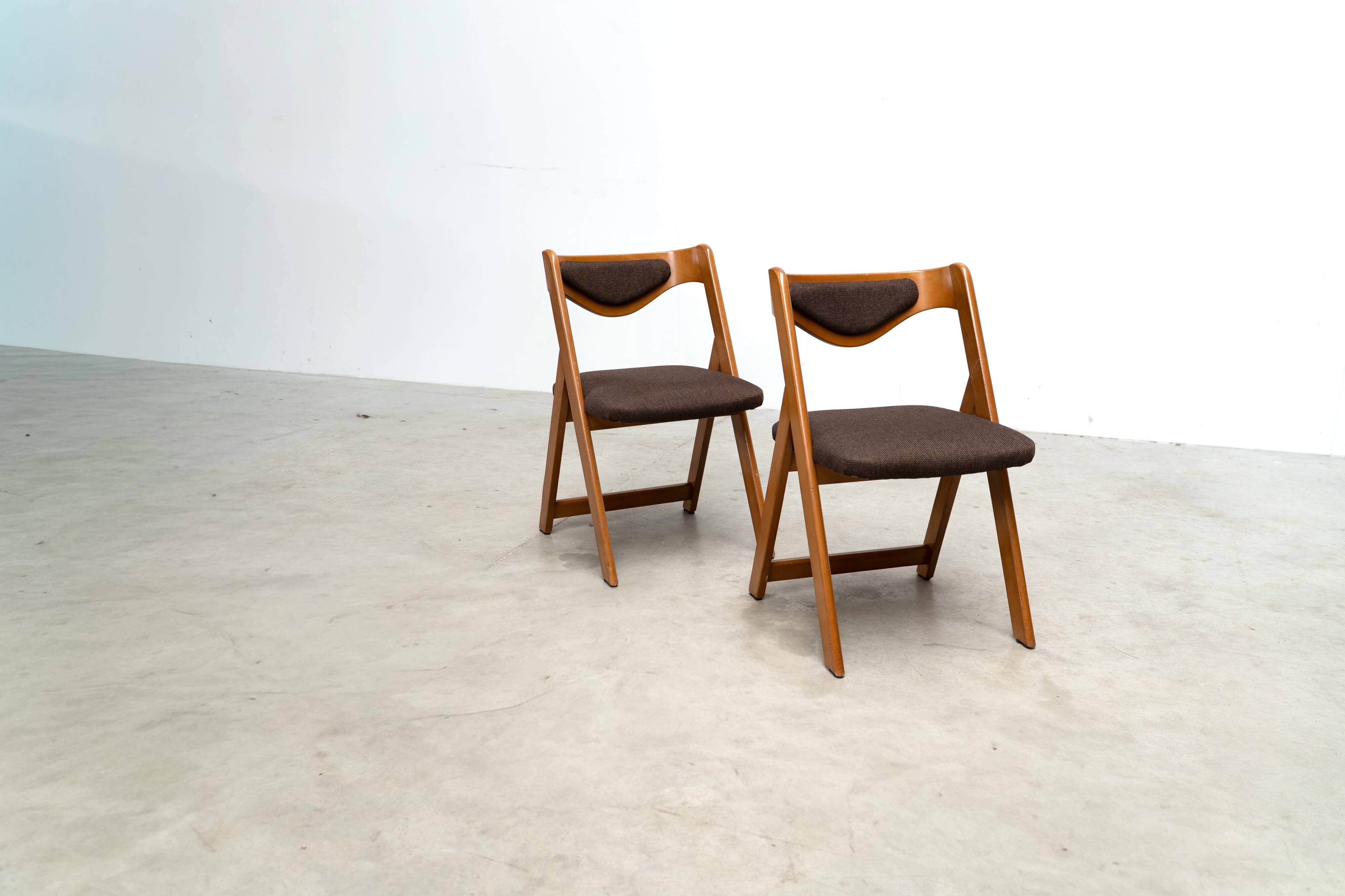 Ensemble de six chaises de salle à manger sculpturales italiennes.
