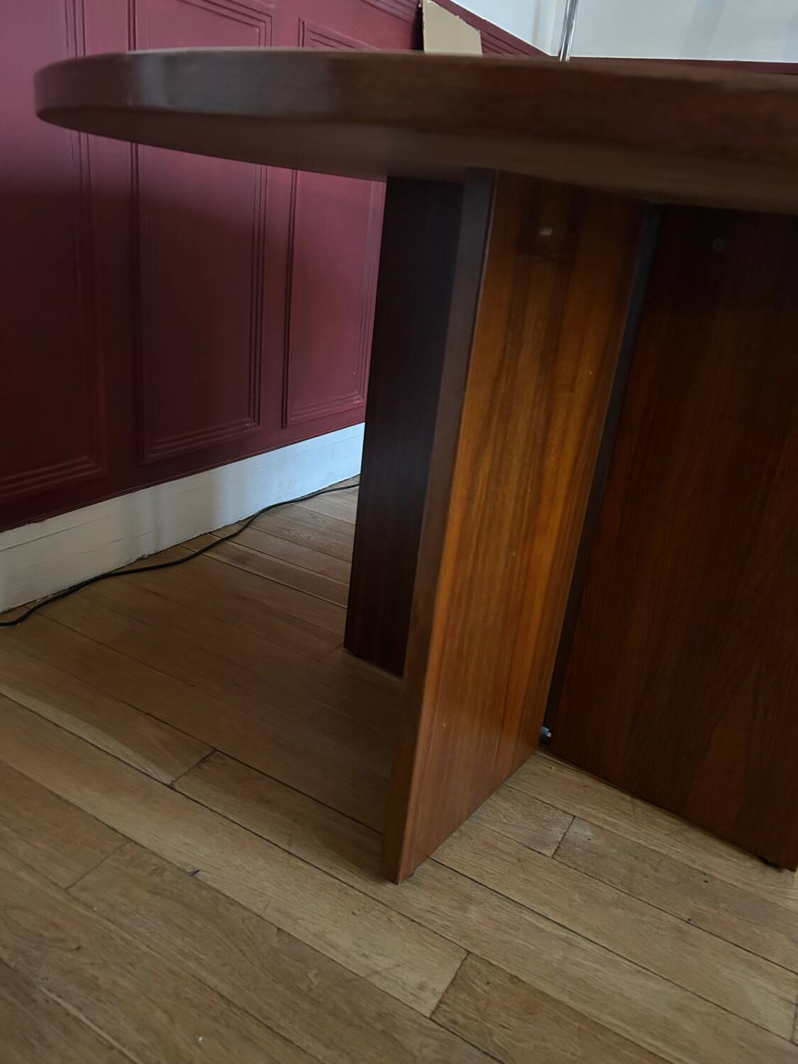 Table ronde en bois verni